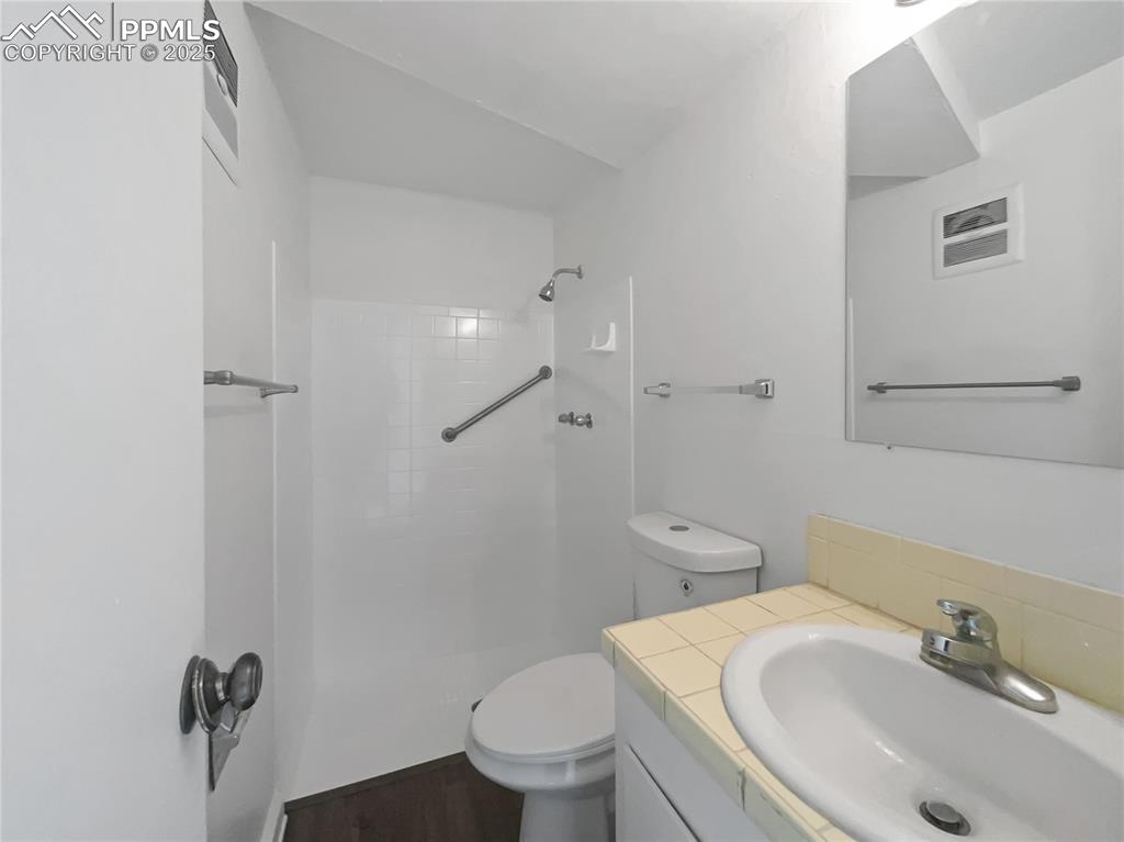 Image 20 of 28: Bathroom