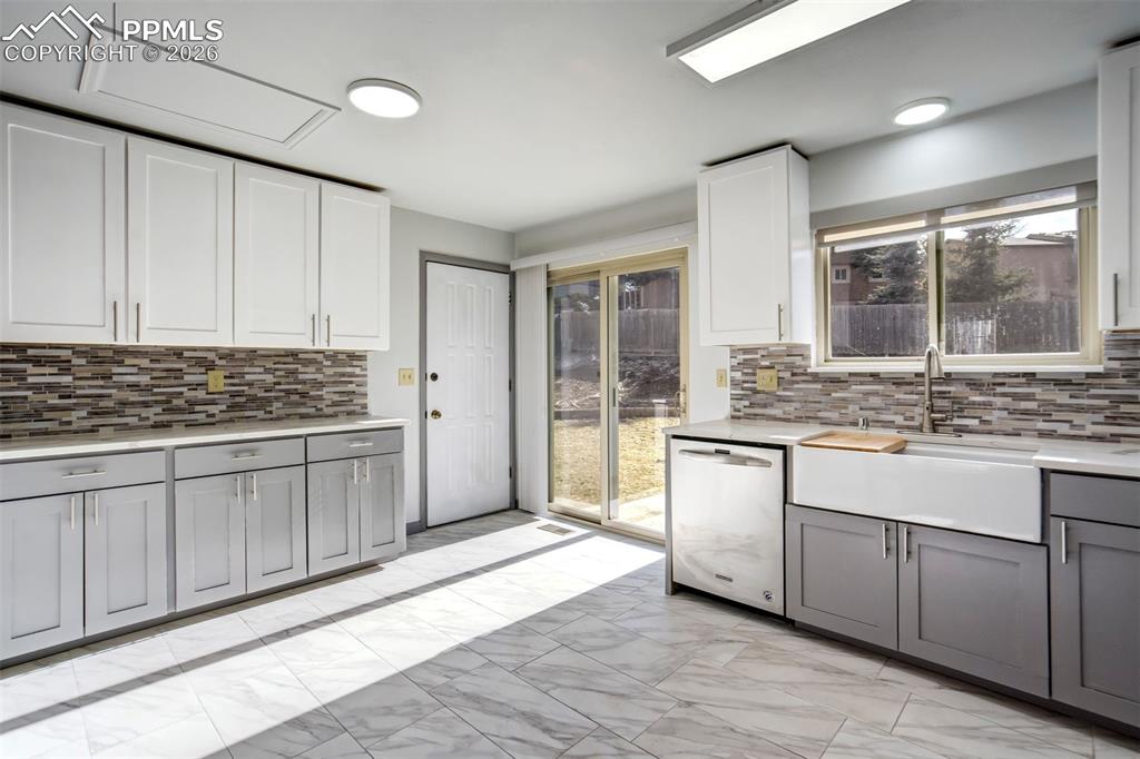 Image 11 of 41: Kitchen