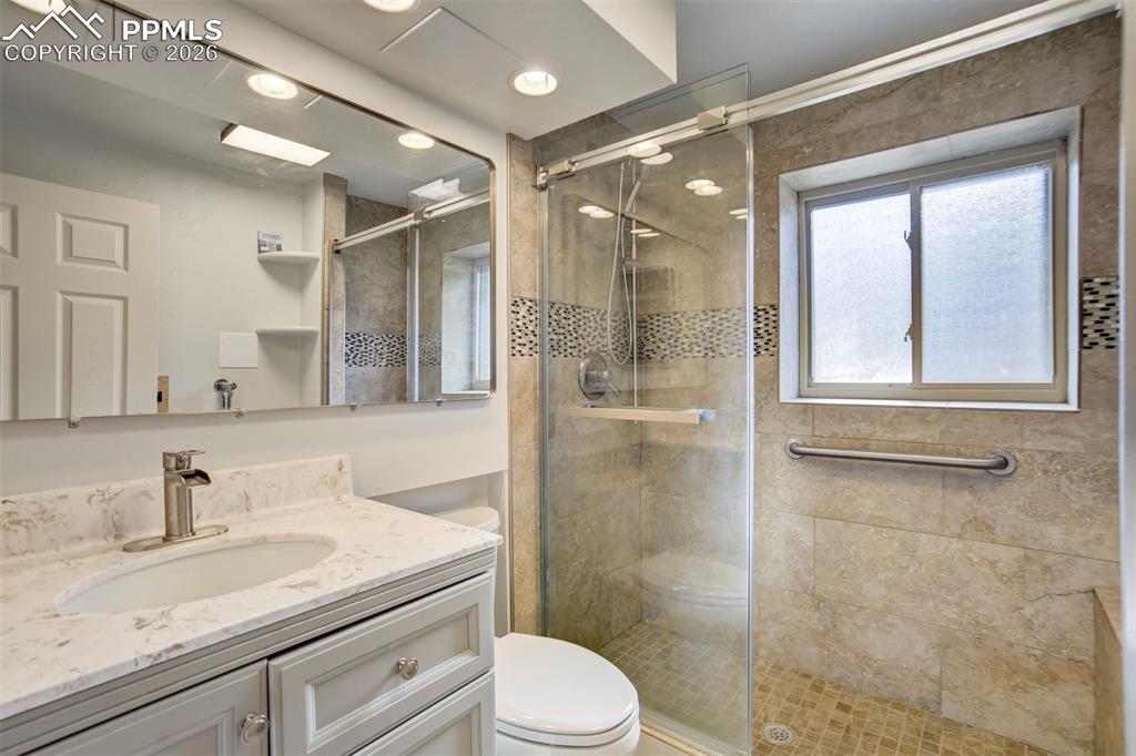 Image 22 of 41: Bathroom