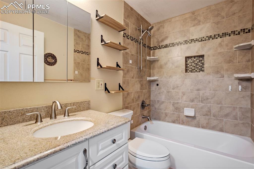 Image 27 of 41: Bathroom