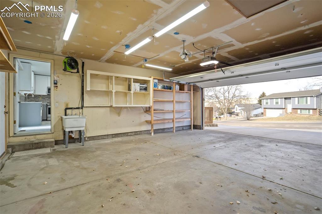 Image 31 of 41: Garage