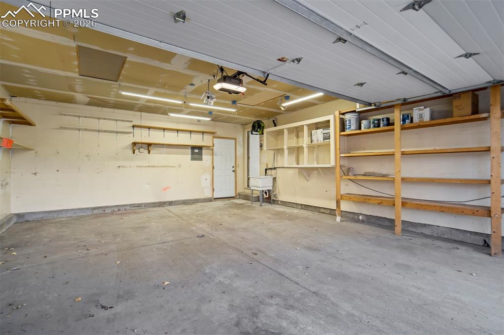 Image 32 of 41: Garage