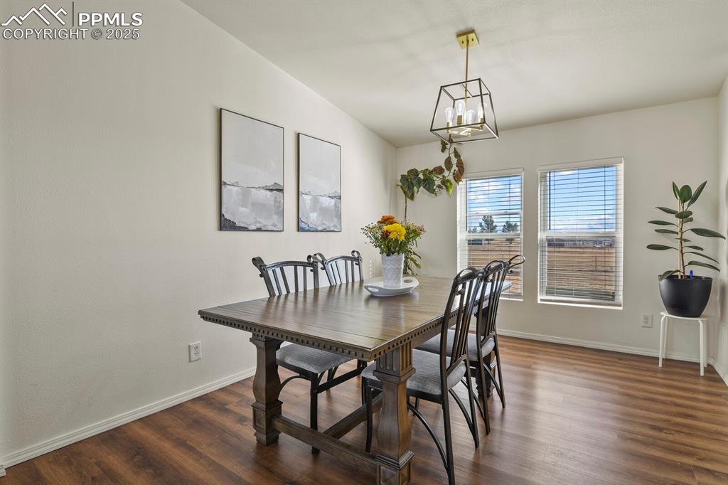 Image 10 of 32: Dining Area