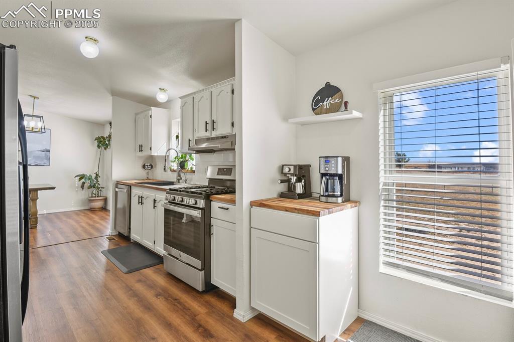 Image 11 of 32: Kitchen