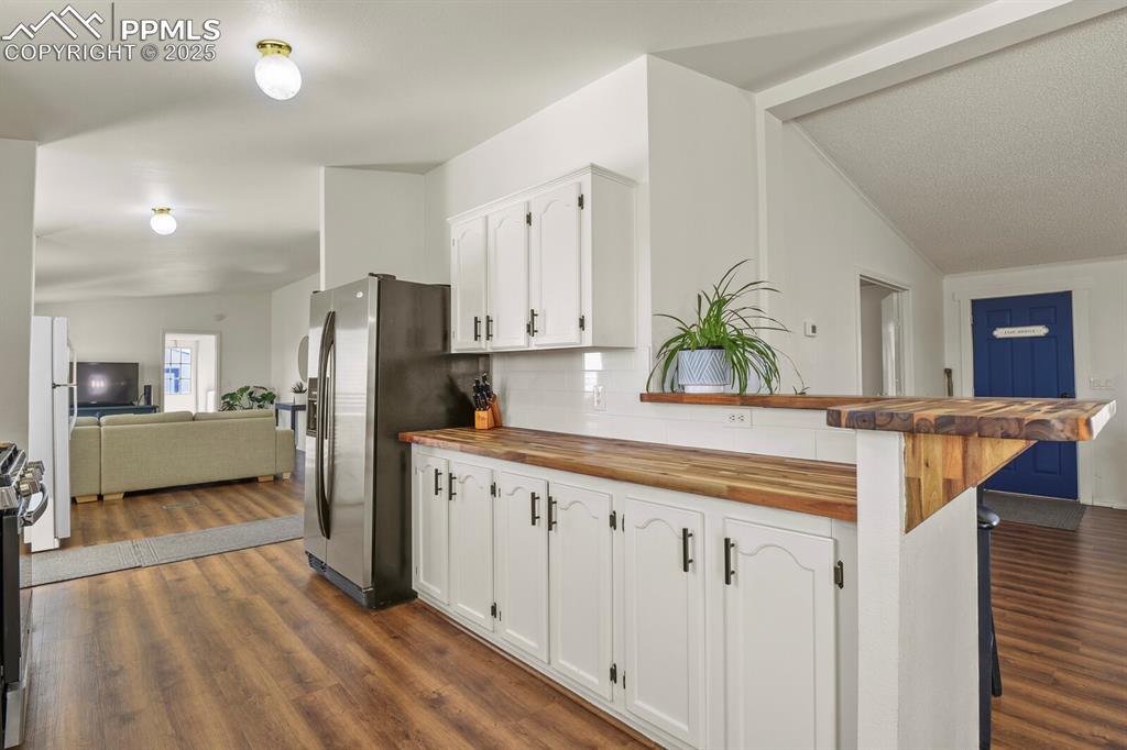 Image 12 of 32: Kitchen