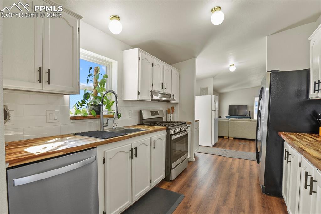 Image 13 of 32: Kitchen