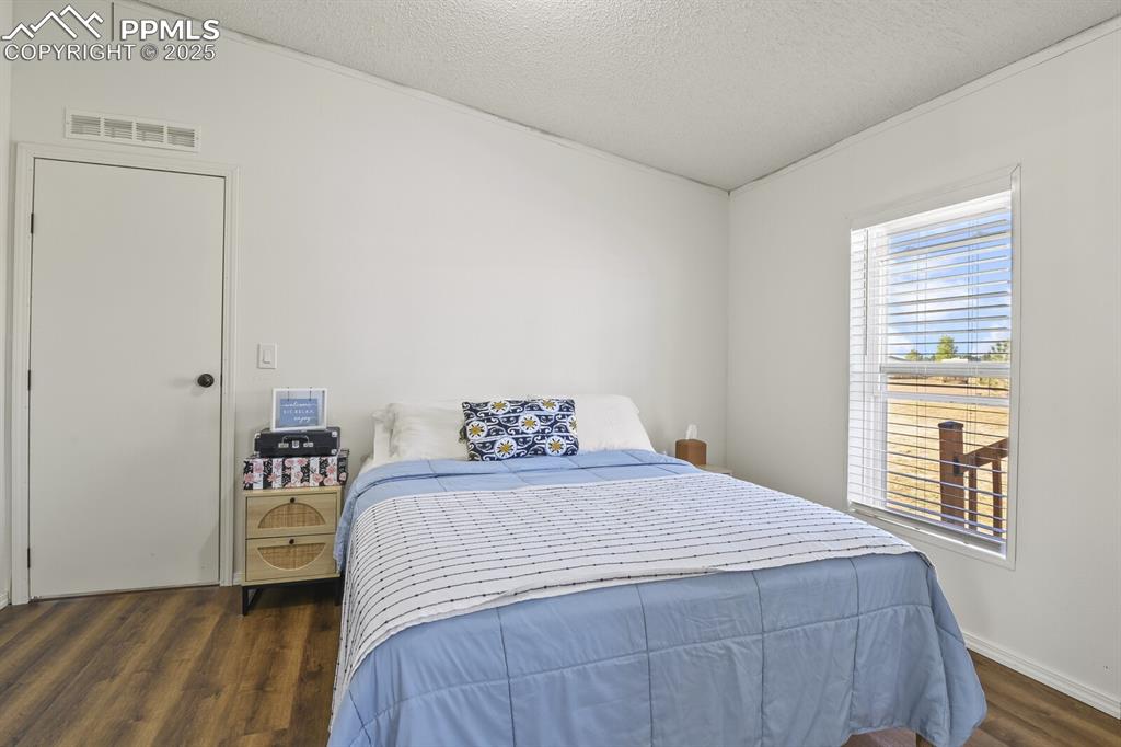 Image 19 of 32: Bedroom