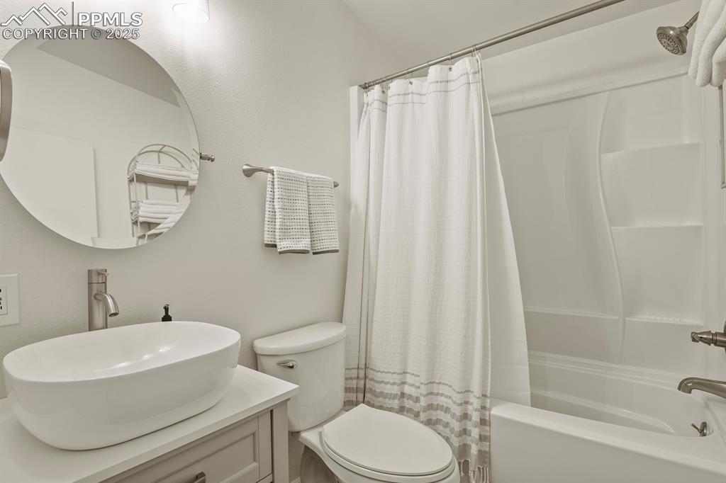 Image 21 of 32: Hallway bathroom