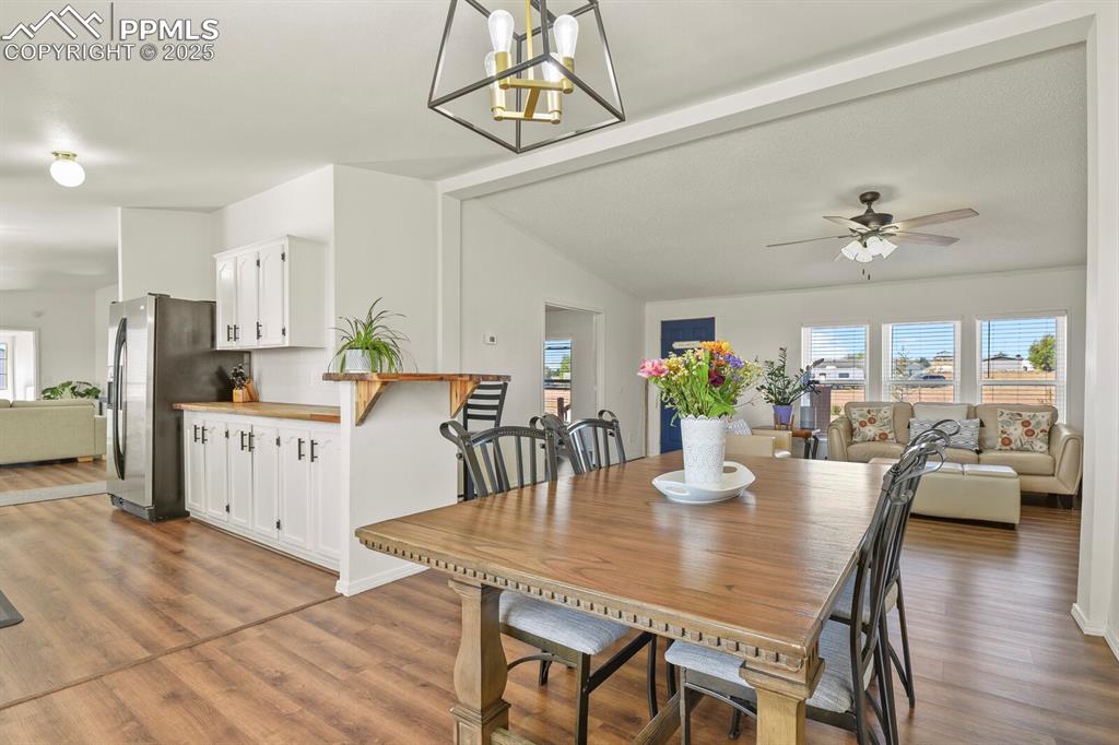Image 8 of 32: Dining Area