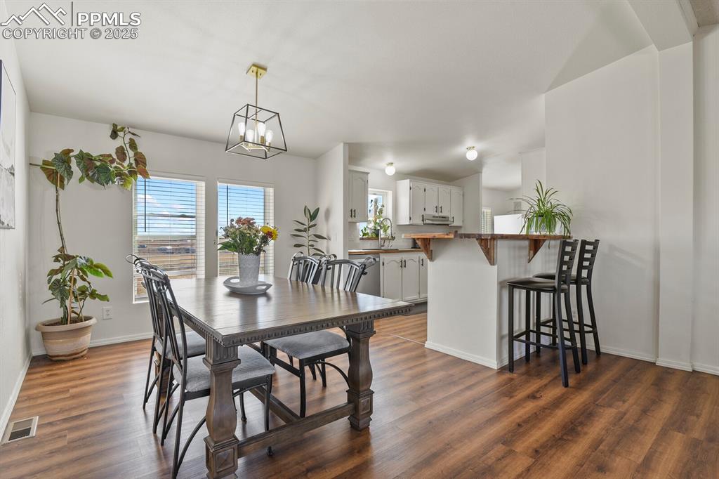 Image 9 of 32: Dining Area