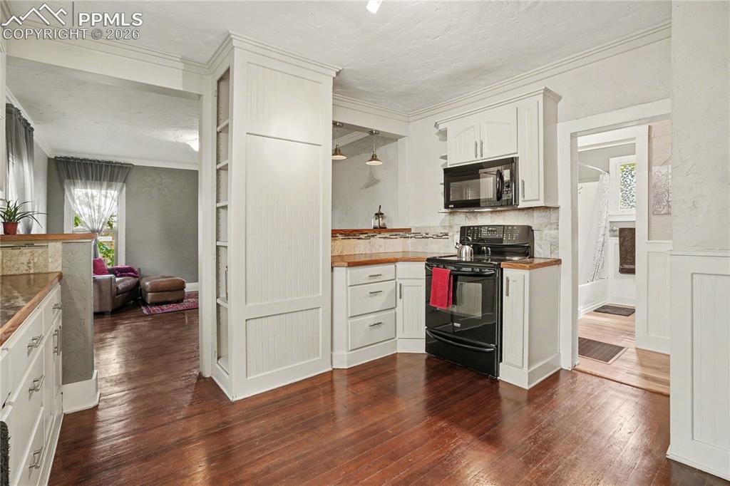 Image 10 of 23: Kitchen