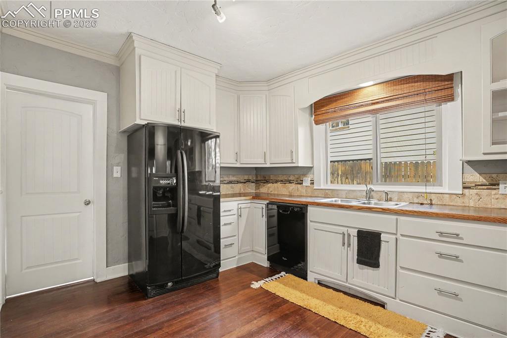 Image 11 of 23: Kitchen