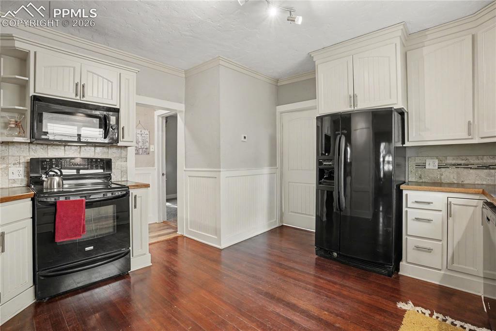 Image 9 of 23: Living Room