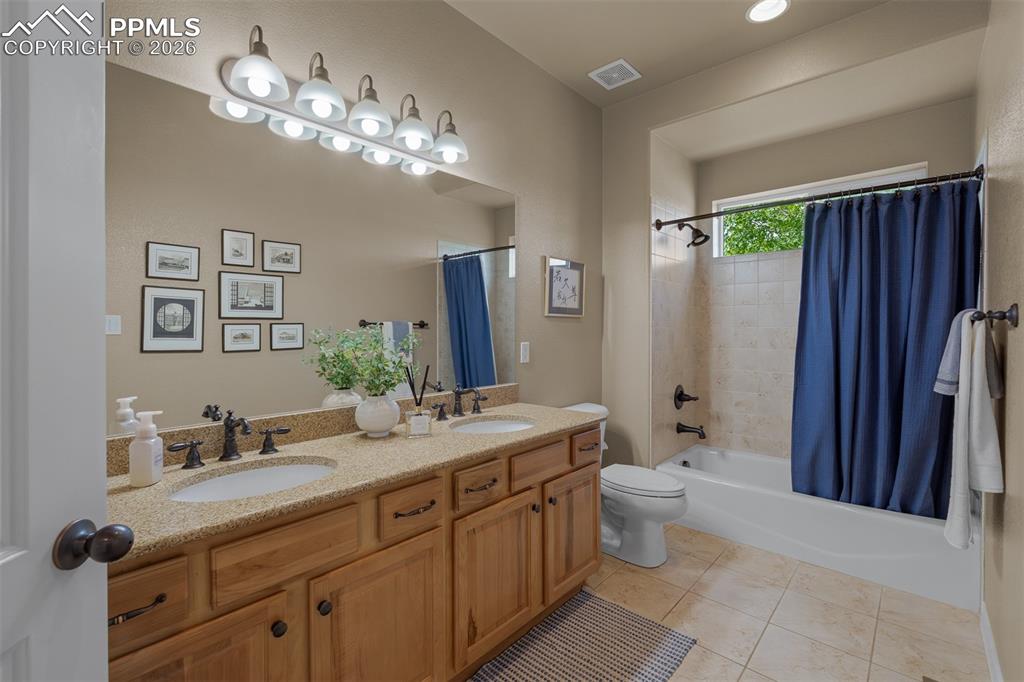 Image 23 of 49: Bathroom