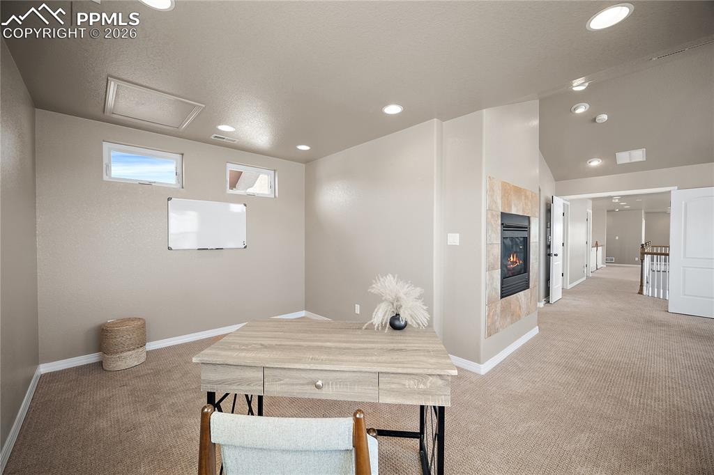 Image 28 of 49: Office