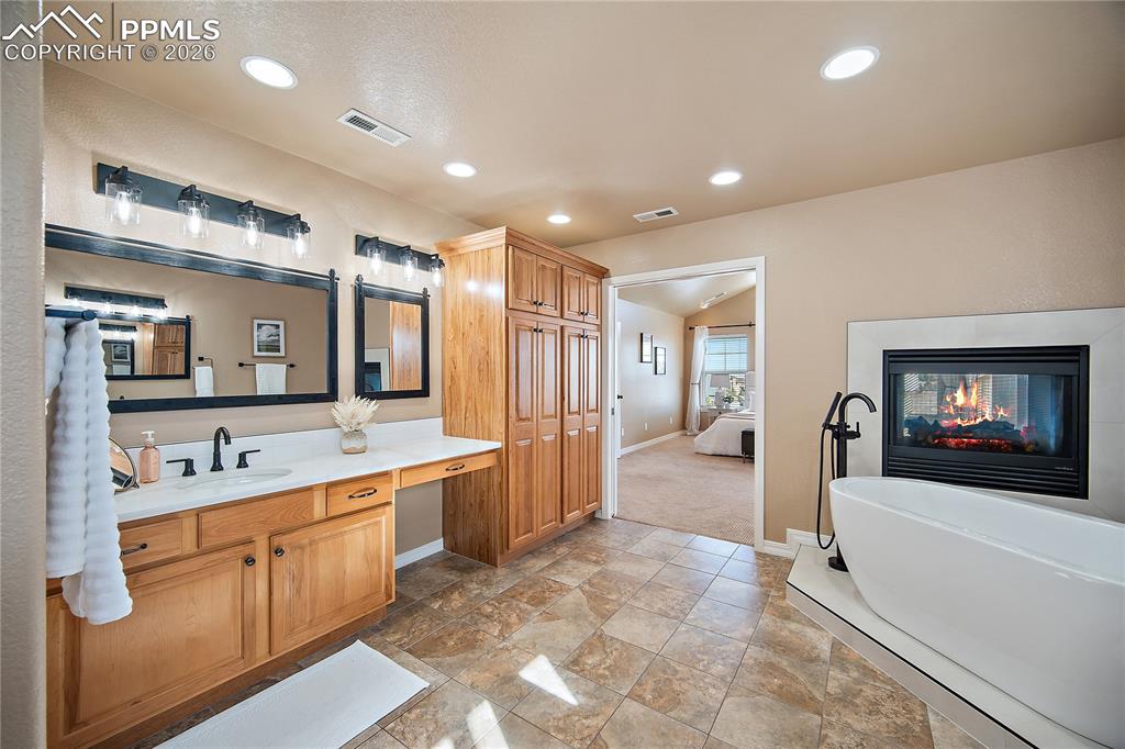 Image 29 of 49: Bathroom