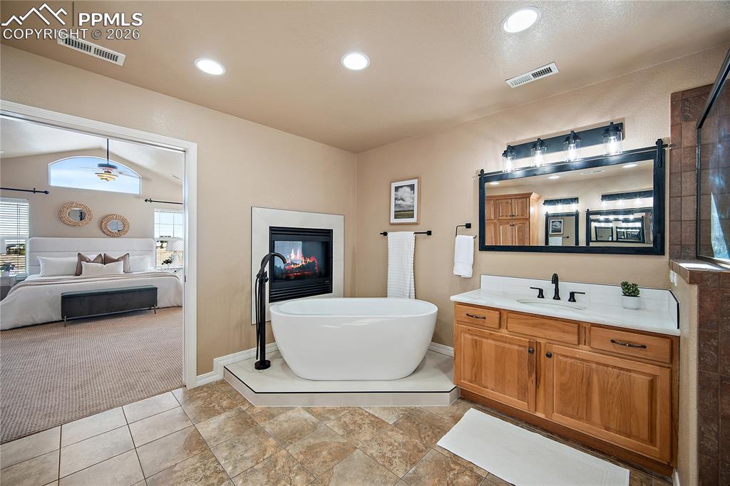 Image 30 of 49: Bathroom