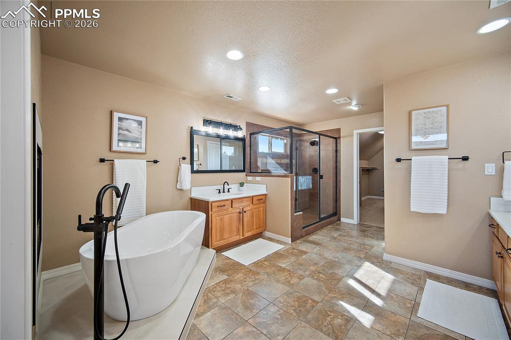 Image 31 of 49: Bathroom