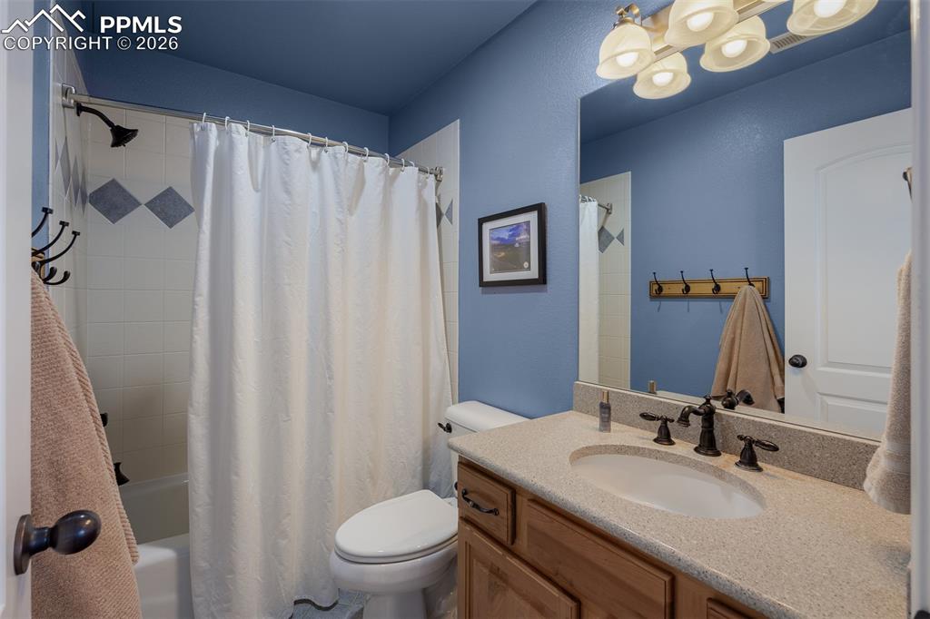 Image 36 of 49: Bathroom