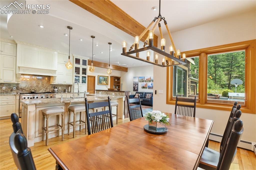 Image 11 of 50: Dining Area