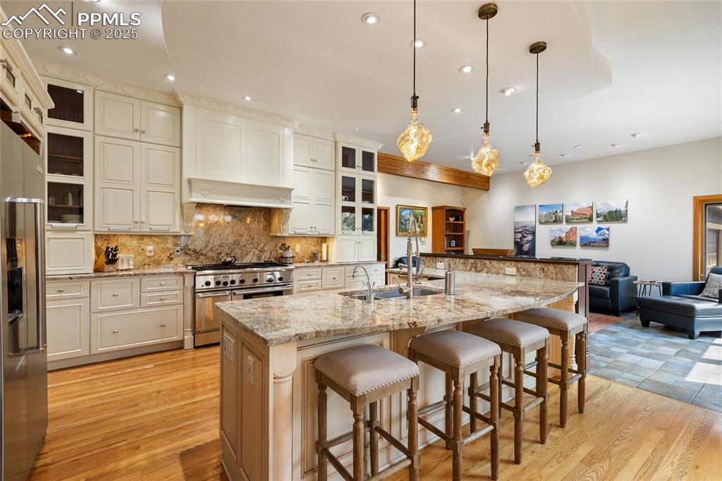 Image 12 of 50: Kitchen
