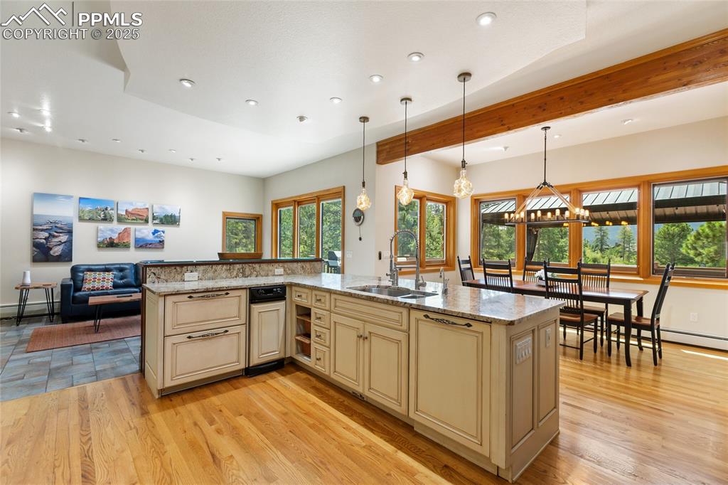 Image 14 of 50: Kitchen