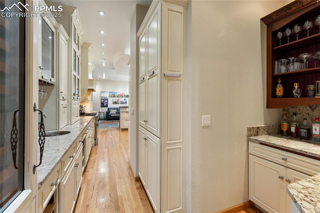 Image 15 of 50: Kitchen