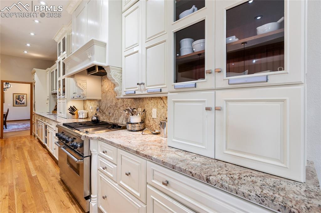 Image 16 of 50: Kitchen