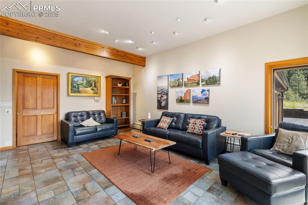 Image 19 of 50: Living Room