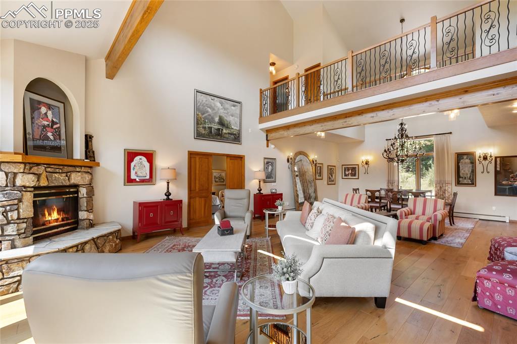 Image 8 of 50: Living Room
