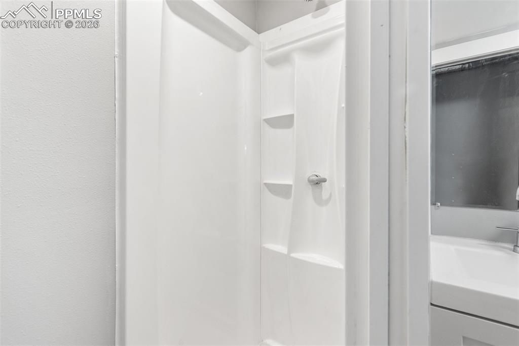 Image 25 of 36: Bathroom