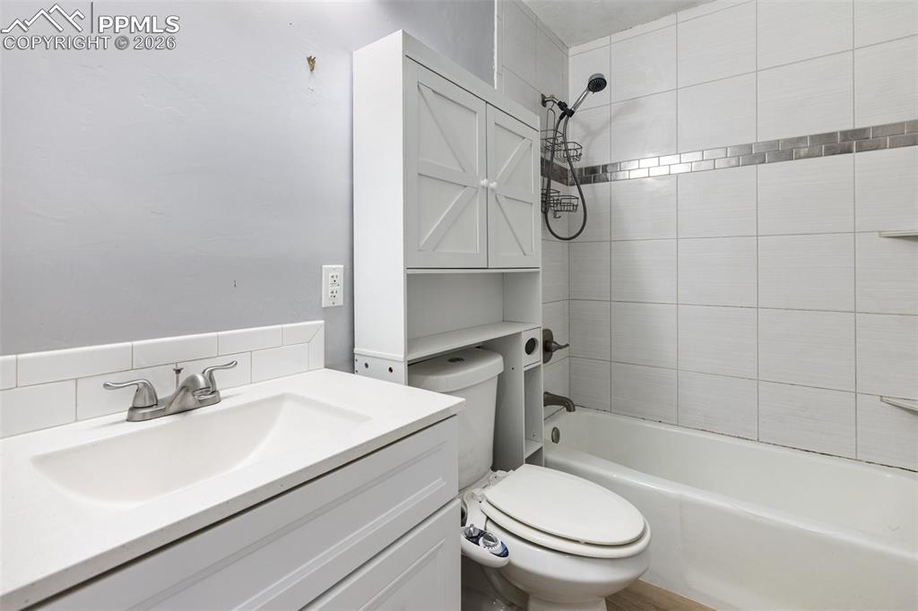 Image 32 of 36: Bathroom