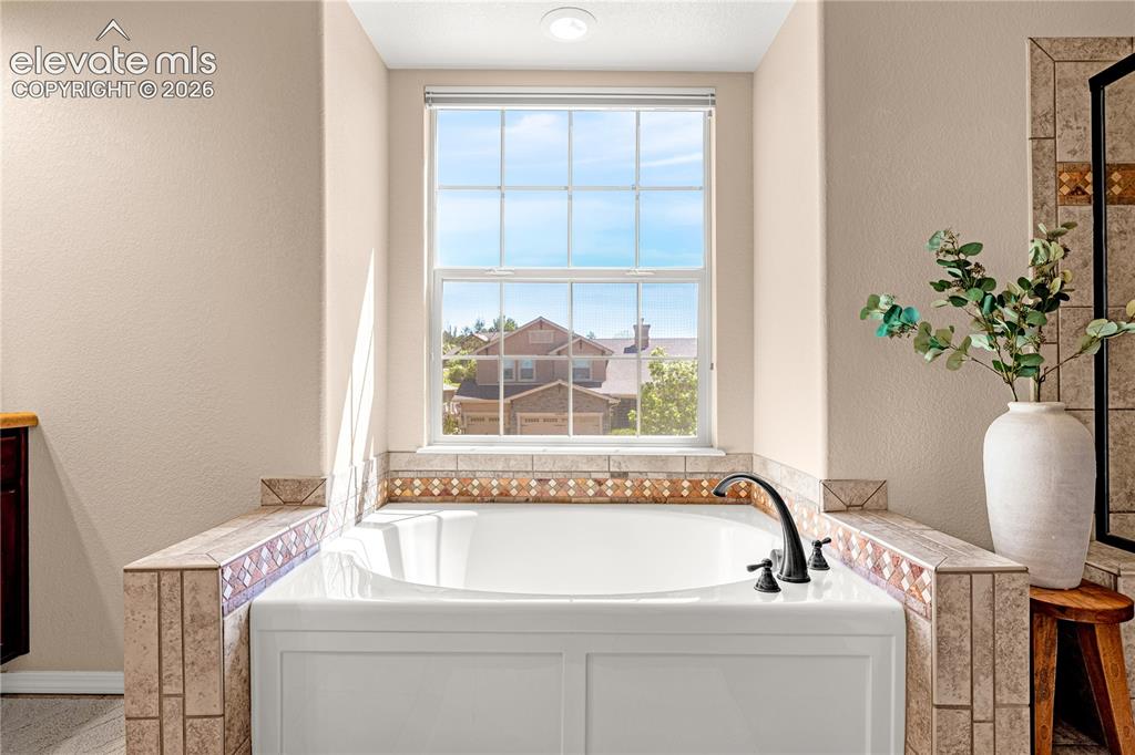 Image 23 of 41: Large soaking tub