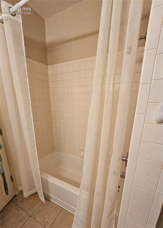 Image 15 of 24: seperate tub