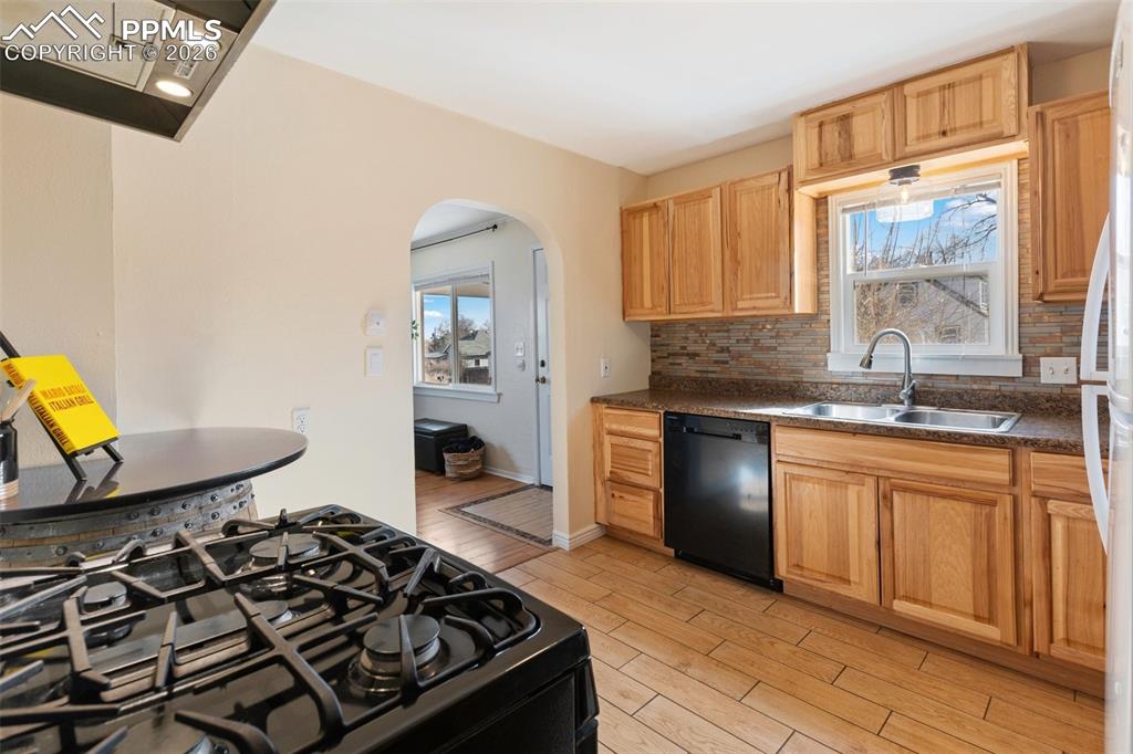 Image 13 of 37: Kitchen