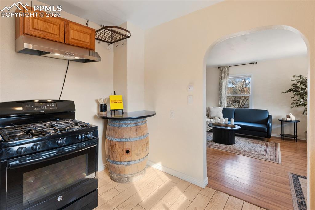 Image 15 of 37: Kitchen