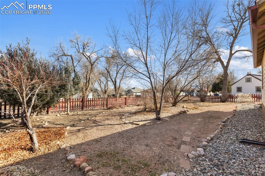 Image 33 of 37: Yard