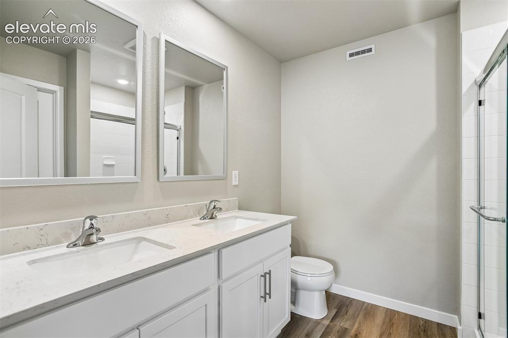 Image 10 of 20: Bathroom