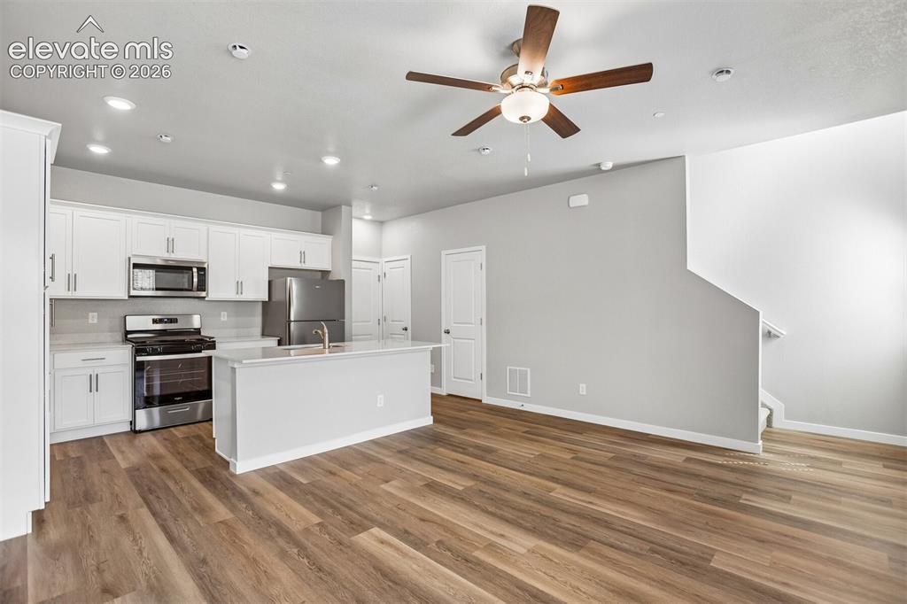 Image 11 of 20: Kitchen