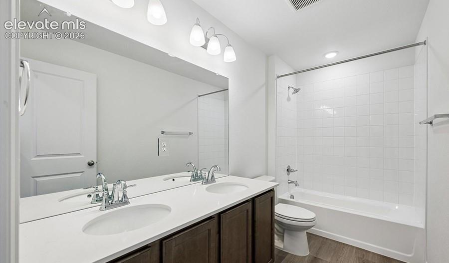 Image 20 of 26: Bathroom
