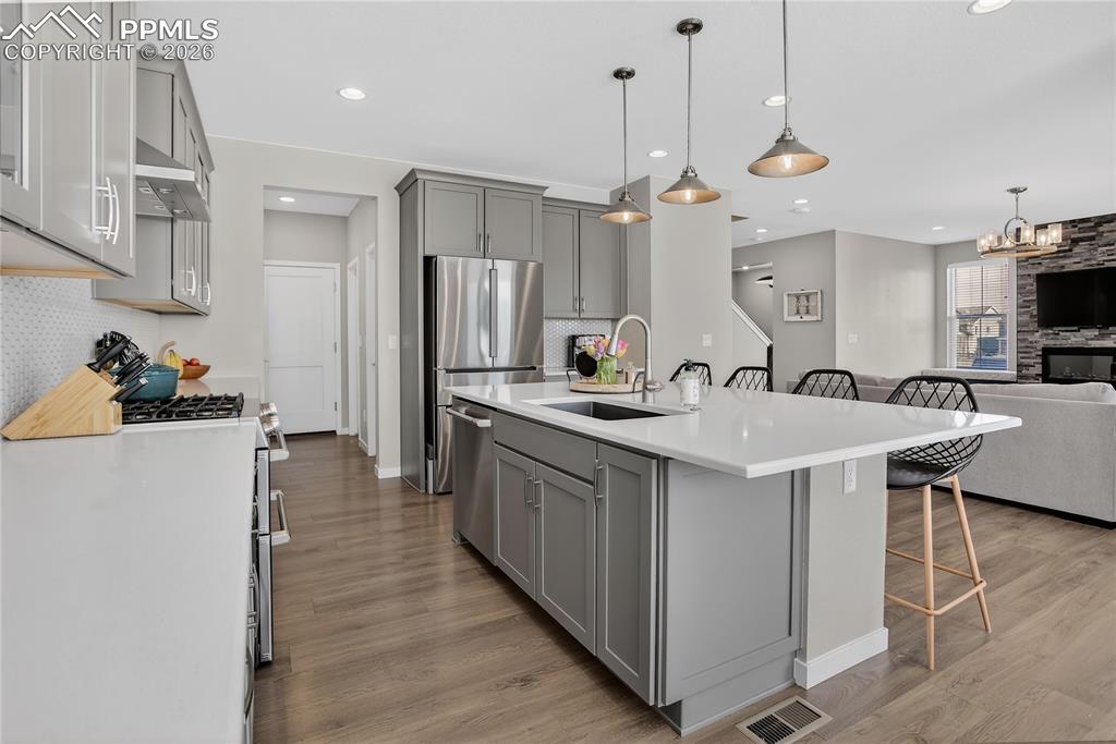 Image 17 of 47: Kitchen