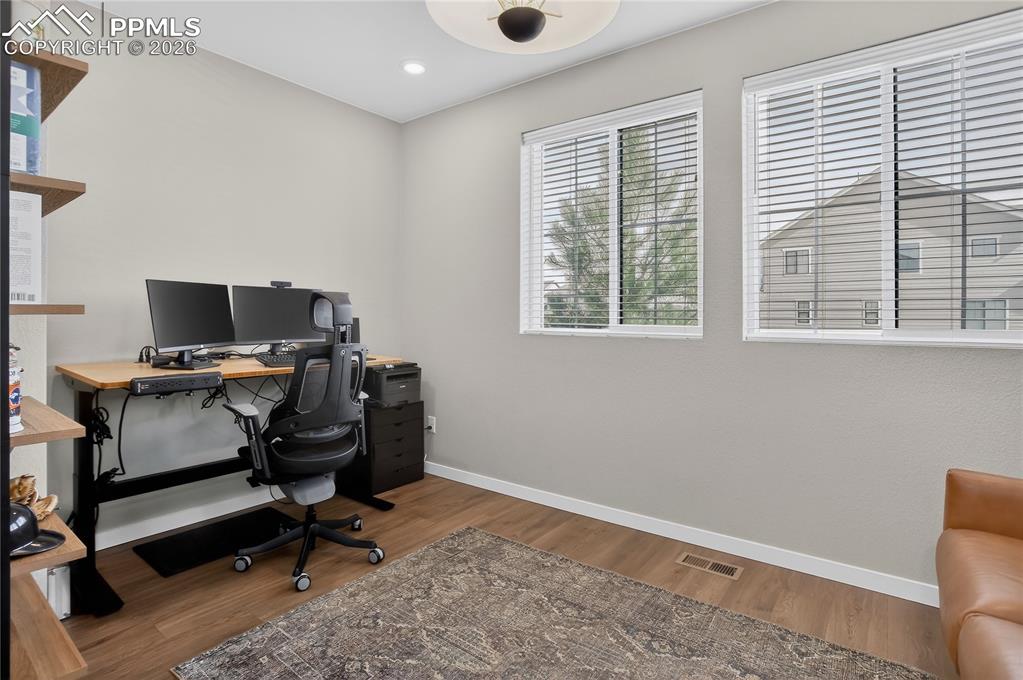 Image 19 of 47: Office