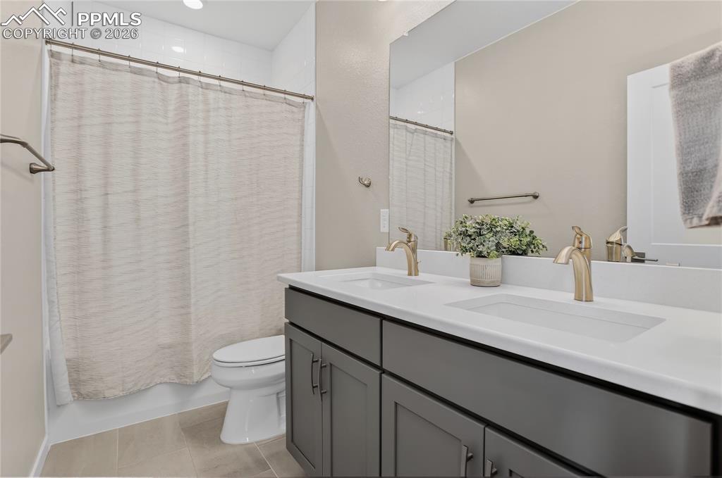 Image 32 of 47: Bathroom