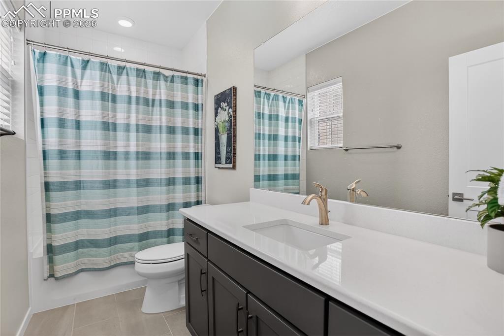 Image 37 of 47: Bathroom