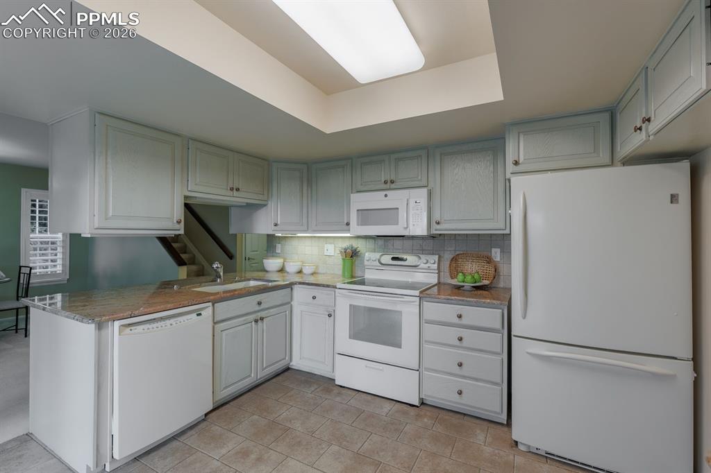 Image 16 of 47: Custom slab granite countertops