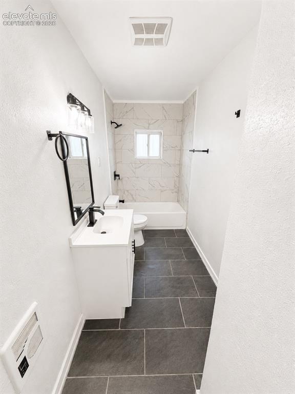 Image 14 of 22: Bathroom
