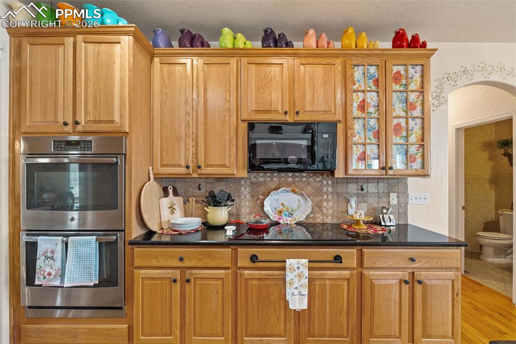 Image 10 of 50: Kitchen