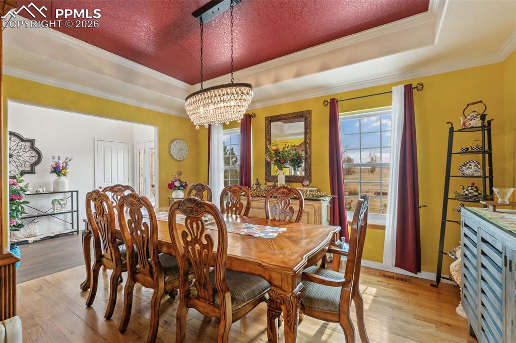 Image 14 of 50: Dining Room