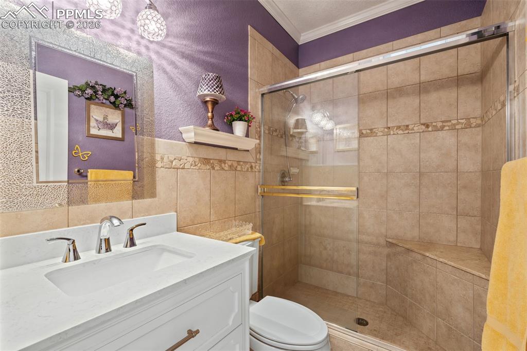 Image 23 of 50: Bathroom