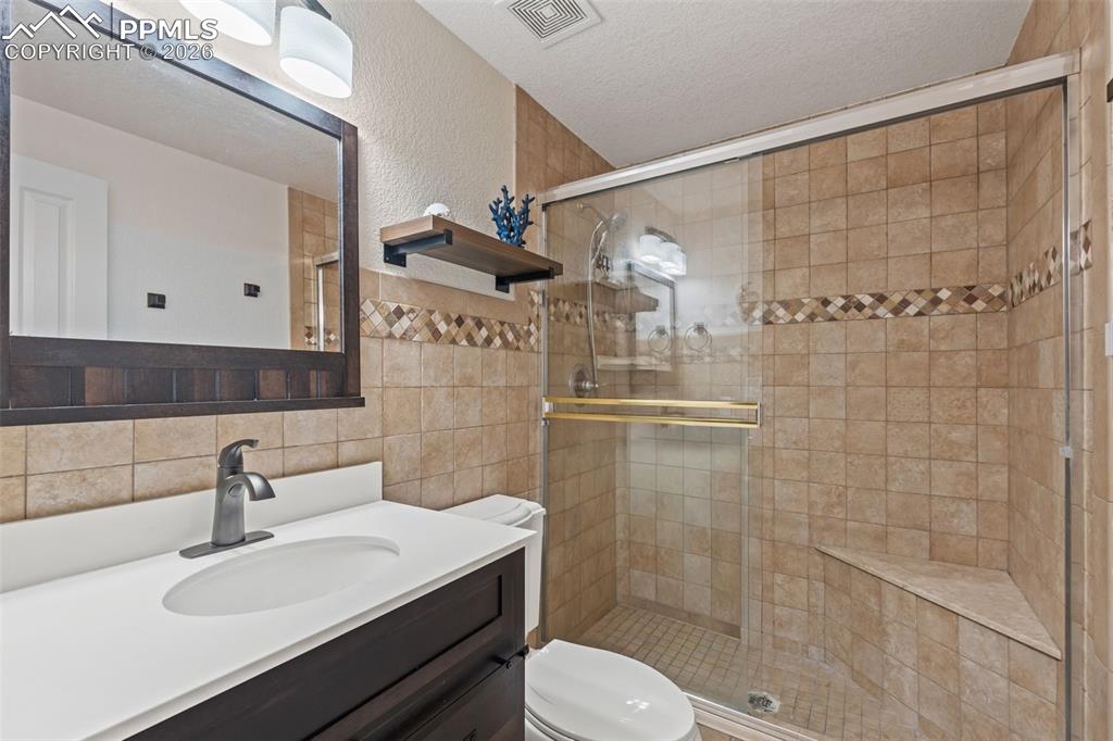 Image 30 of 50: Bathroom